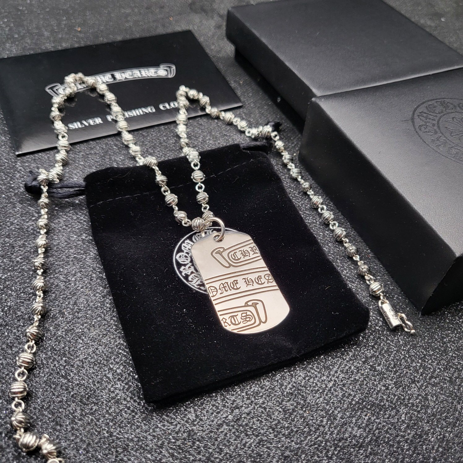 クロムハーツ「Chrome Hearts」のクラシックネックレス - 日常に上品なアクセントを添えるユニセックスモデル