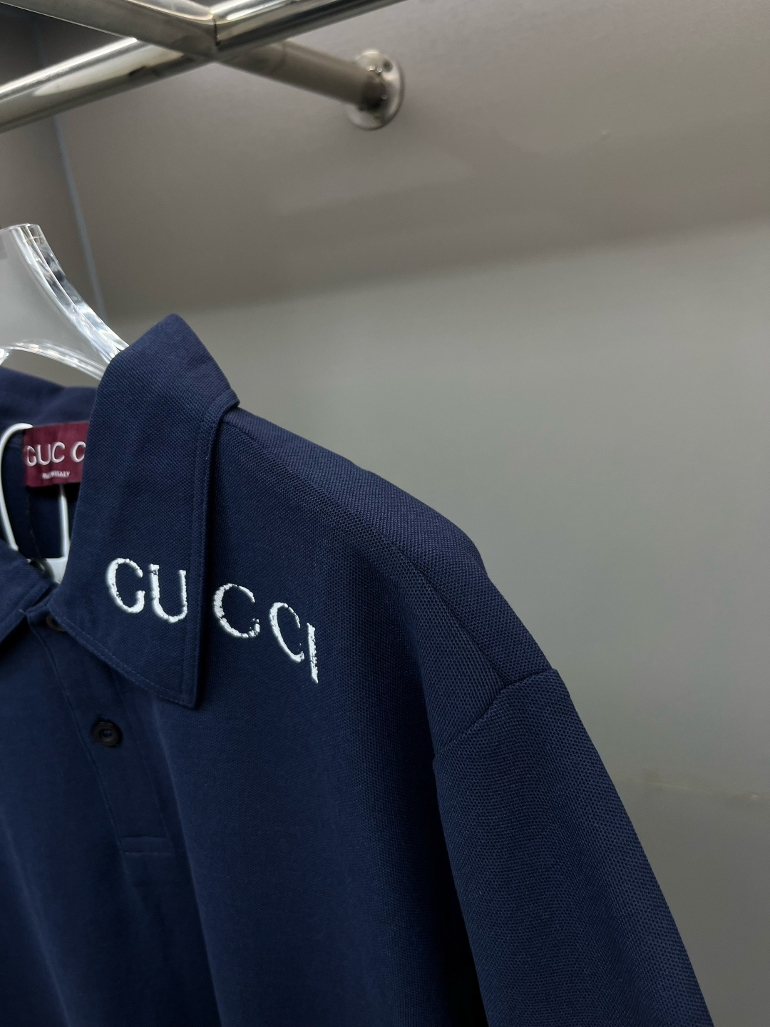 グッチ「Gucci」新しい位置合わせプリントのシャツ