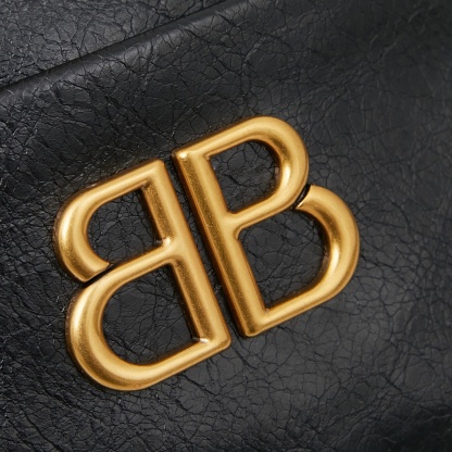 バレンシアガ「Balenciaga」 バライセンツ カメラバッグ登場！新しいファッションの寵児誕生