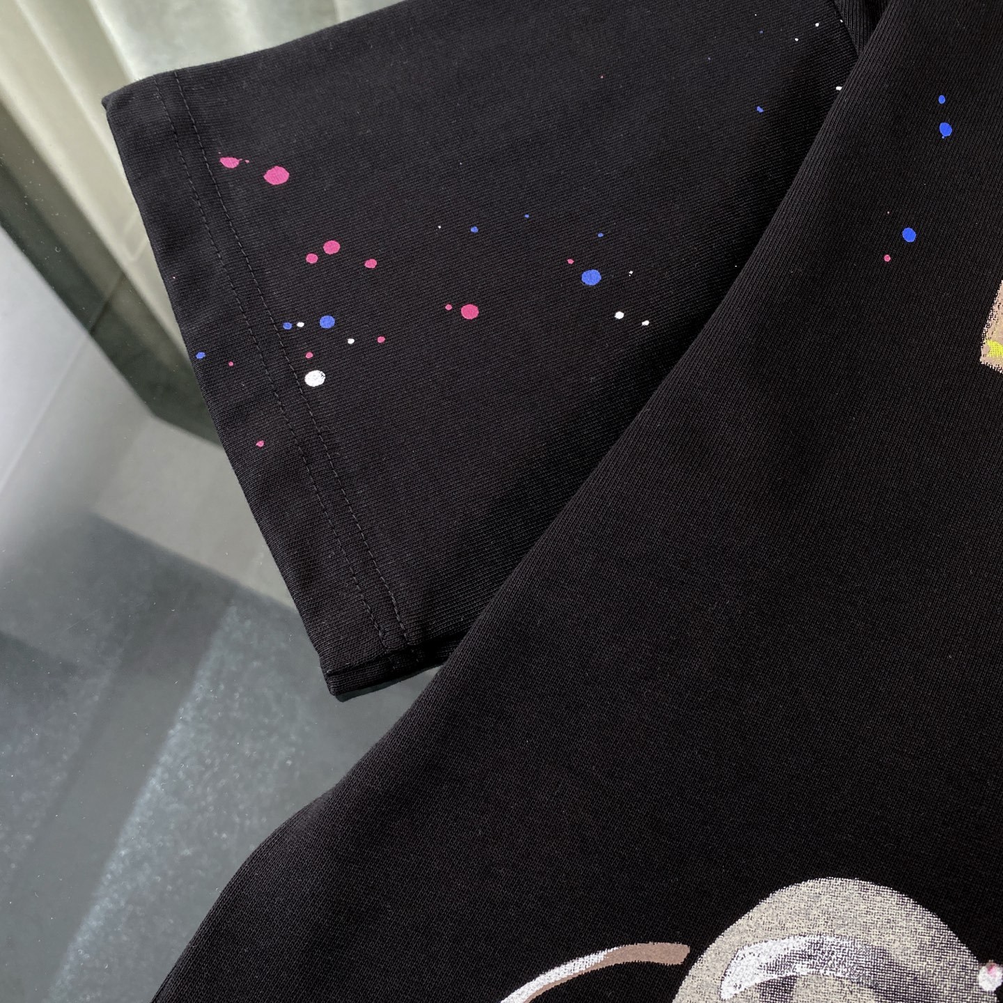 ルイ・ヴィトン「Louis Vuitton」 2025 コスモグラフィティ スプレーアート プリント クルーネックTシャツ（メンズ）