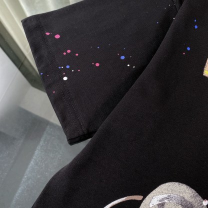 ルイ・ヴィトン「Louis Vuitton」 2025 コスモグラフィティ スプレーアート プリント クルーネックTシャツ（メンズ）