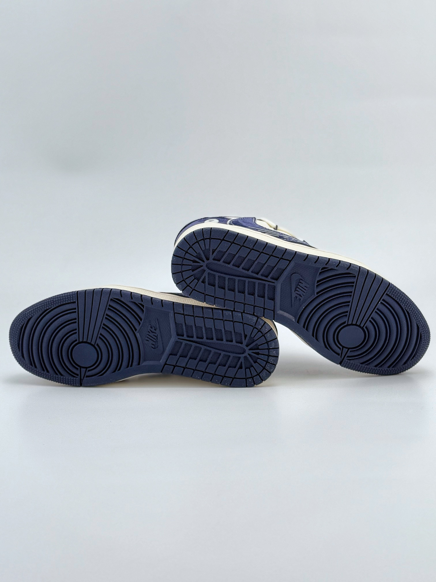 「コラボモデル」Travis Scott x Nikeエアジョーダン 1 ロー 'ミッドナイト ネイビー' - スニーカー