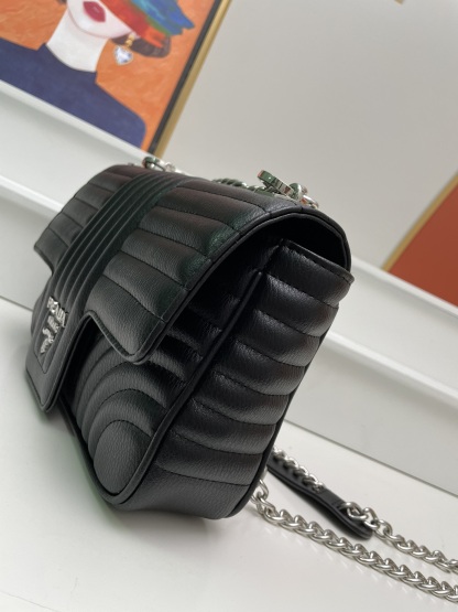 プラダ「Prada」チェーン クロスボディバッグ