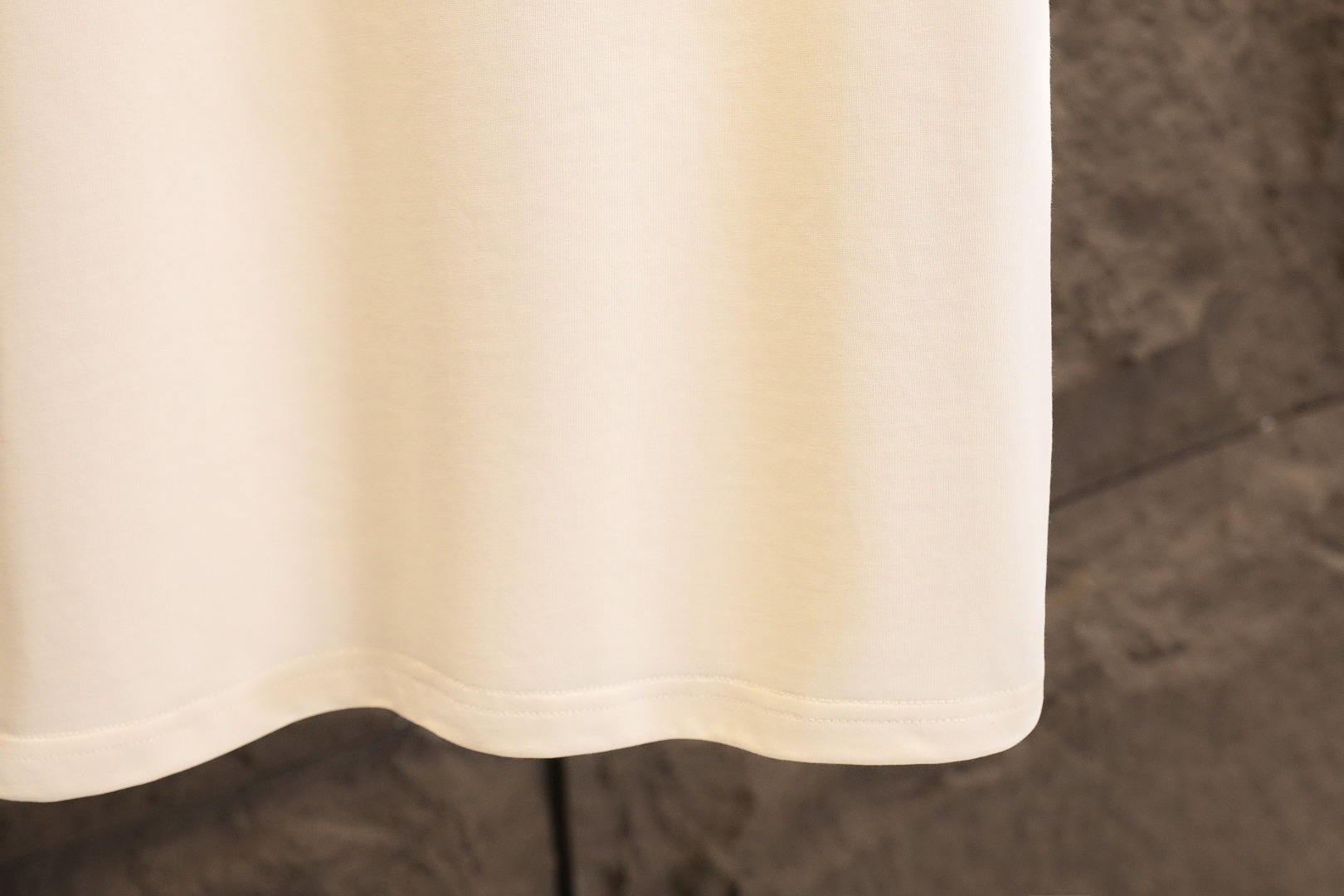 モンクレール「Moncler」ミニマル ロゴ クルーネックTシャツ