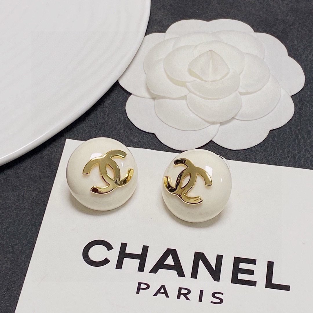 シャネル「Chanel」ピュアホワイト スタッドピアス
