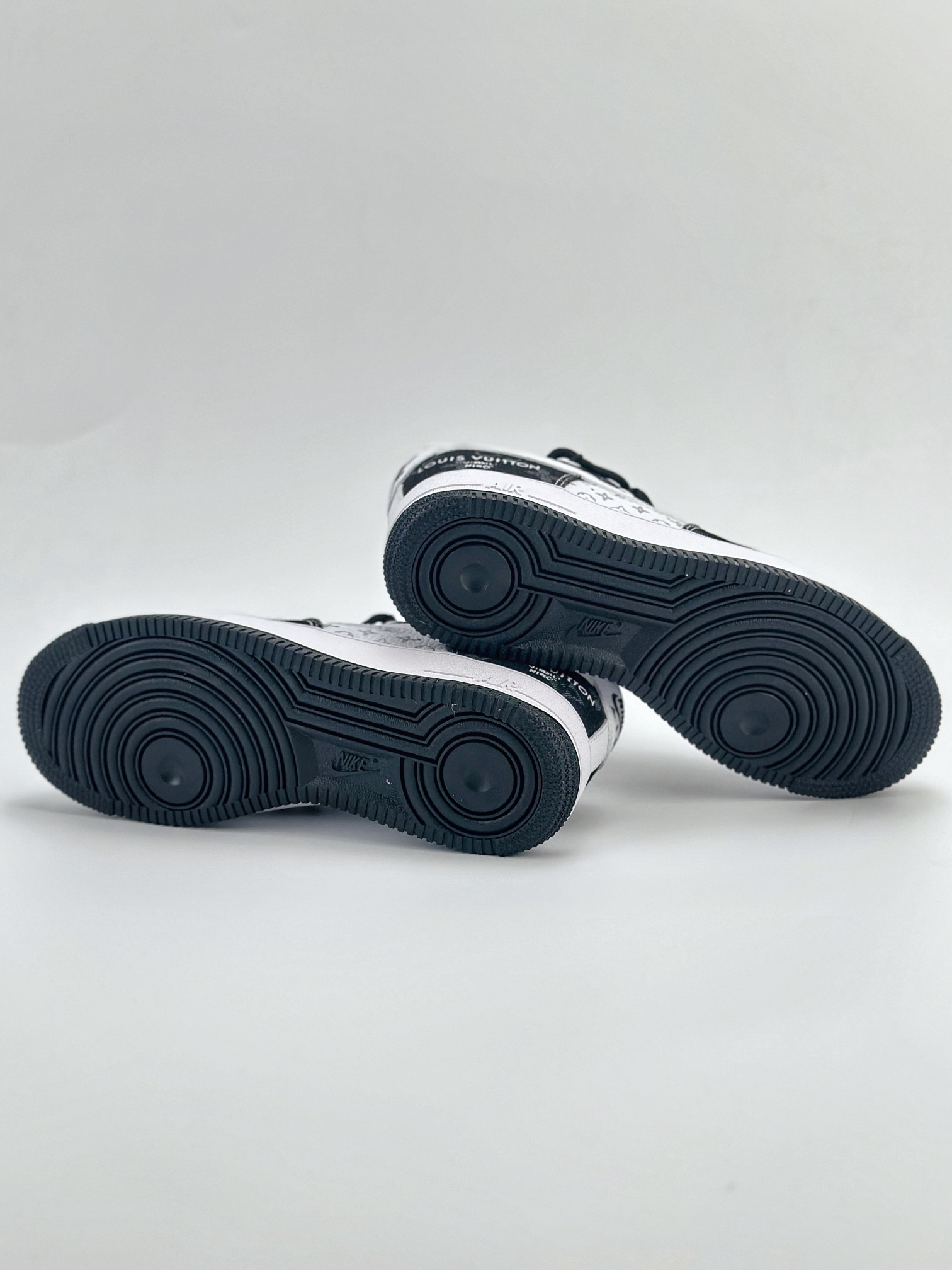 「コラボモデル」Louis Vuitton x Nike Air Force 1 Low スニーカー