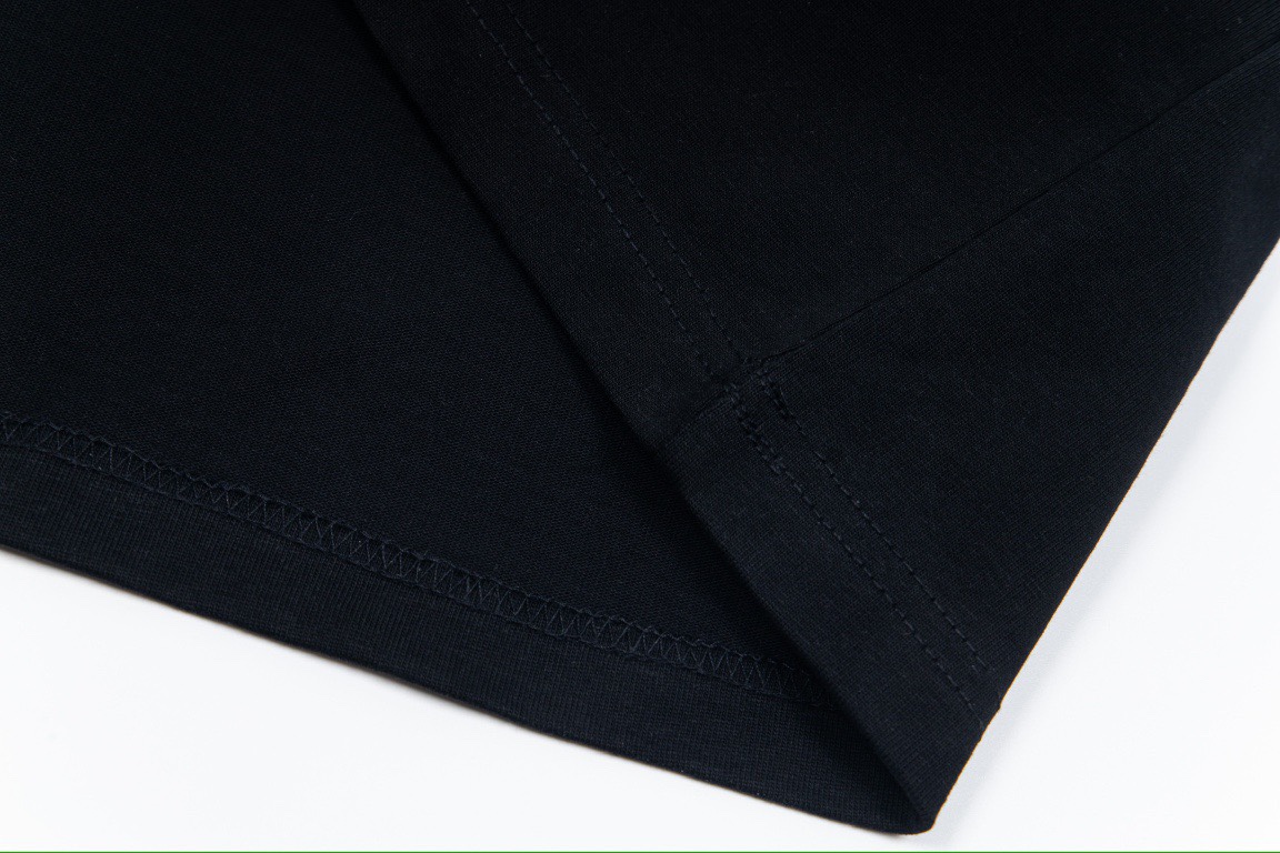 バレンシアガ「Balenciaga」流体文字クラシックプリント半袖