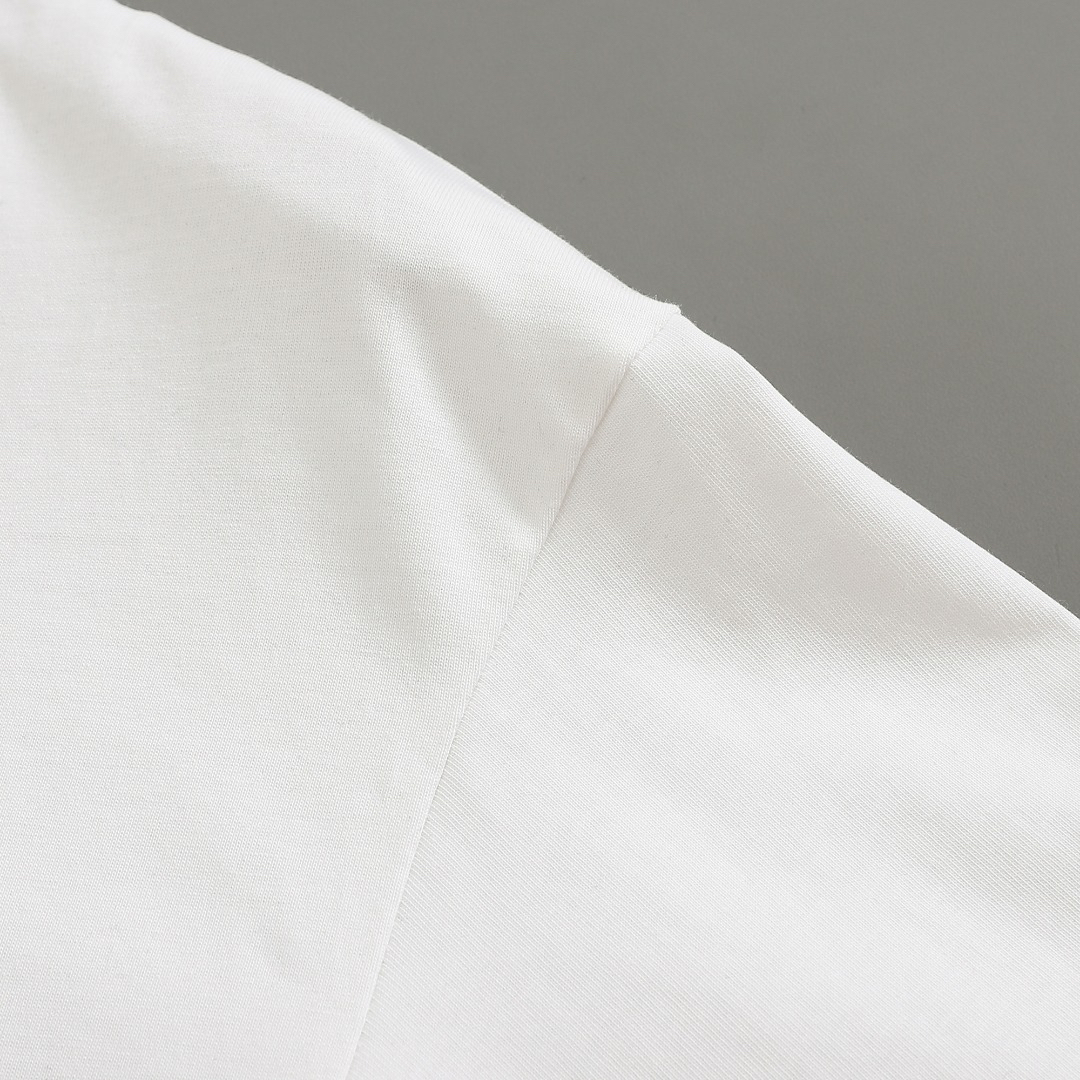 バレンシアガ「Balenciaga」赤美紋紙プリント半袖