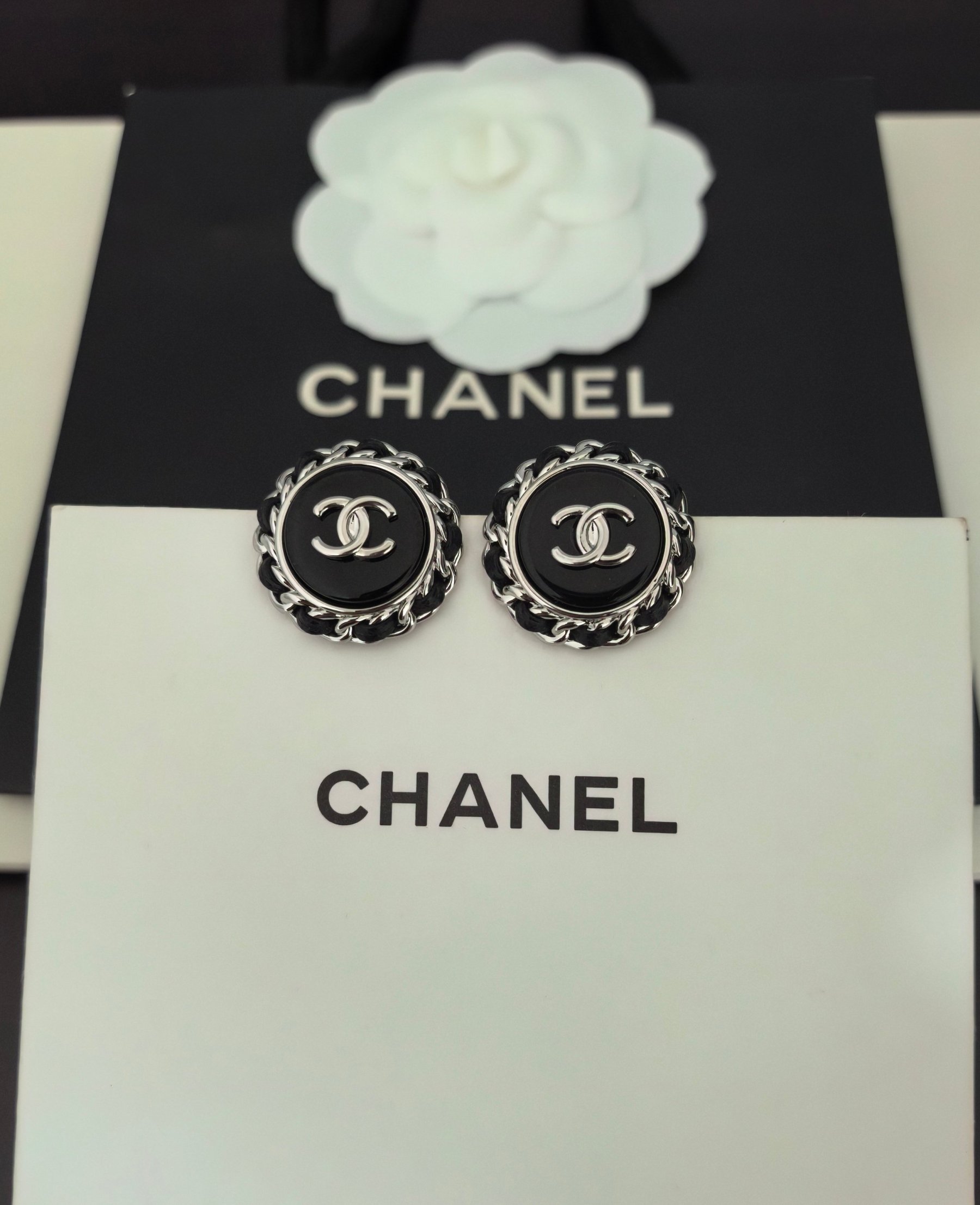 シャネル「Chanel」 ラウンド ブラック イヤリング 最新コレクション