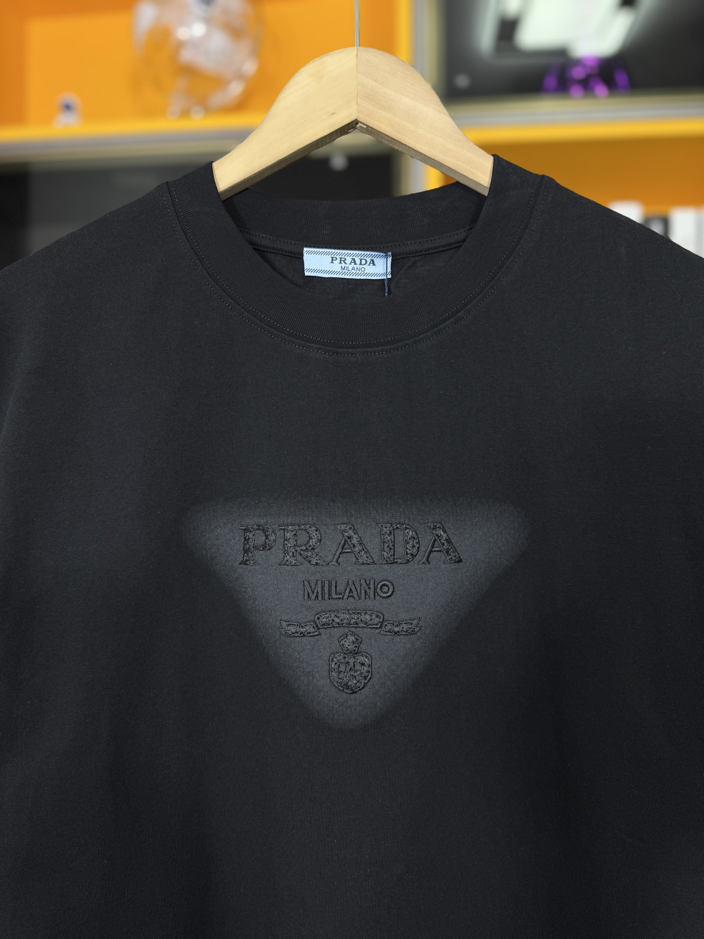 プラダ「Prada」25SS トライアングルロゴ プリント＆刺繍Tシャツ