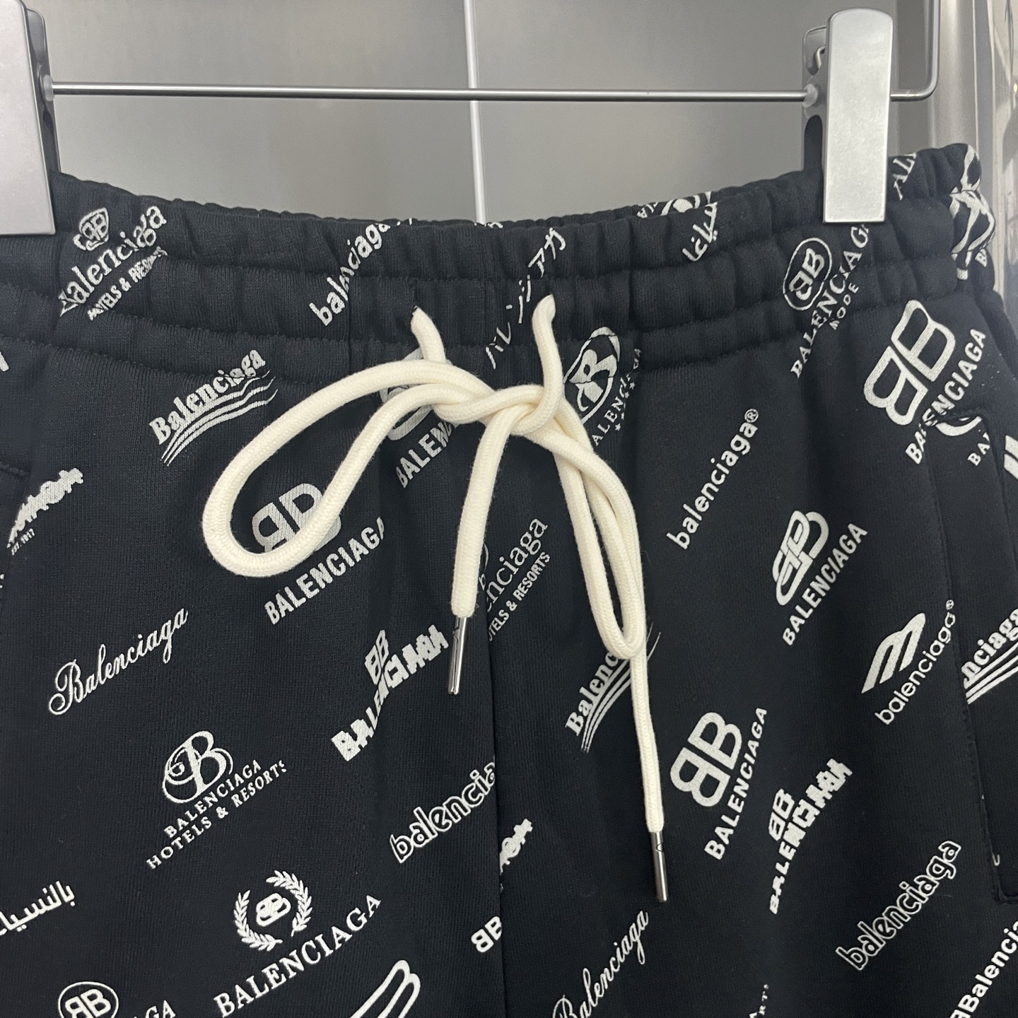 バレンシアガ「Balenciaga」ヘビーウォッシュ＋インディゴ染め＋フルロゴプリントショートパンツ
