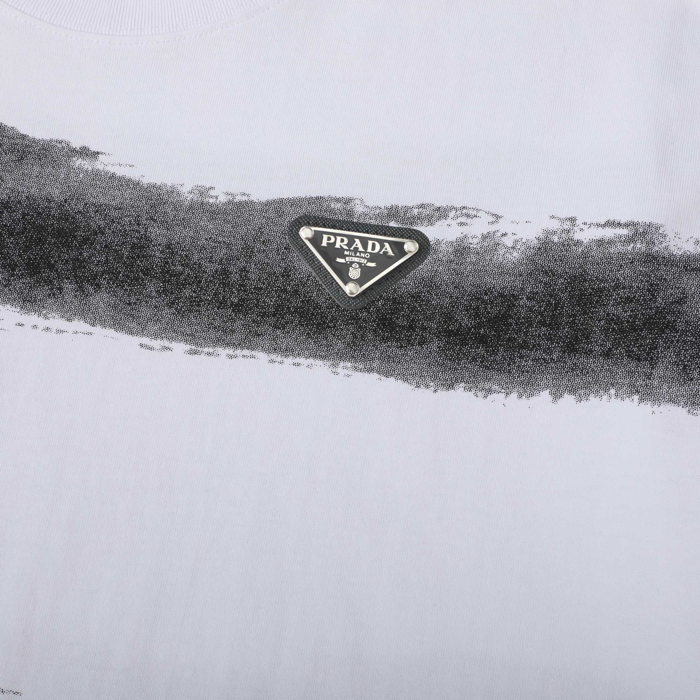 プラダ「Prada」クラシック トライアングルレザーパッチ スプラッターストライプ コットンTシャツ