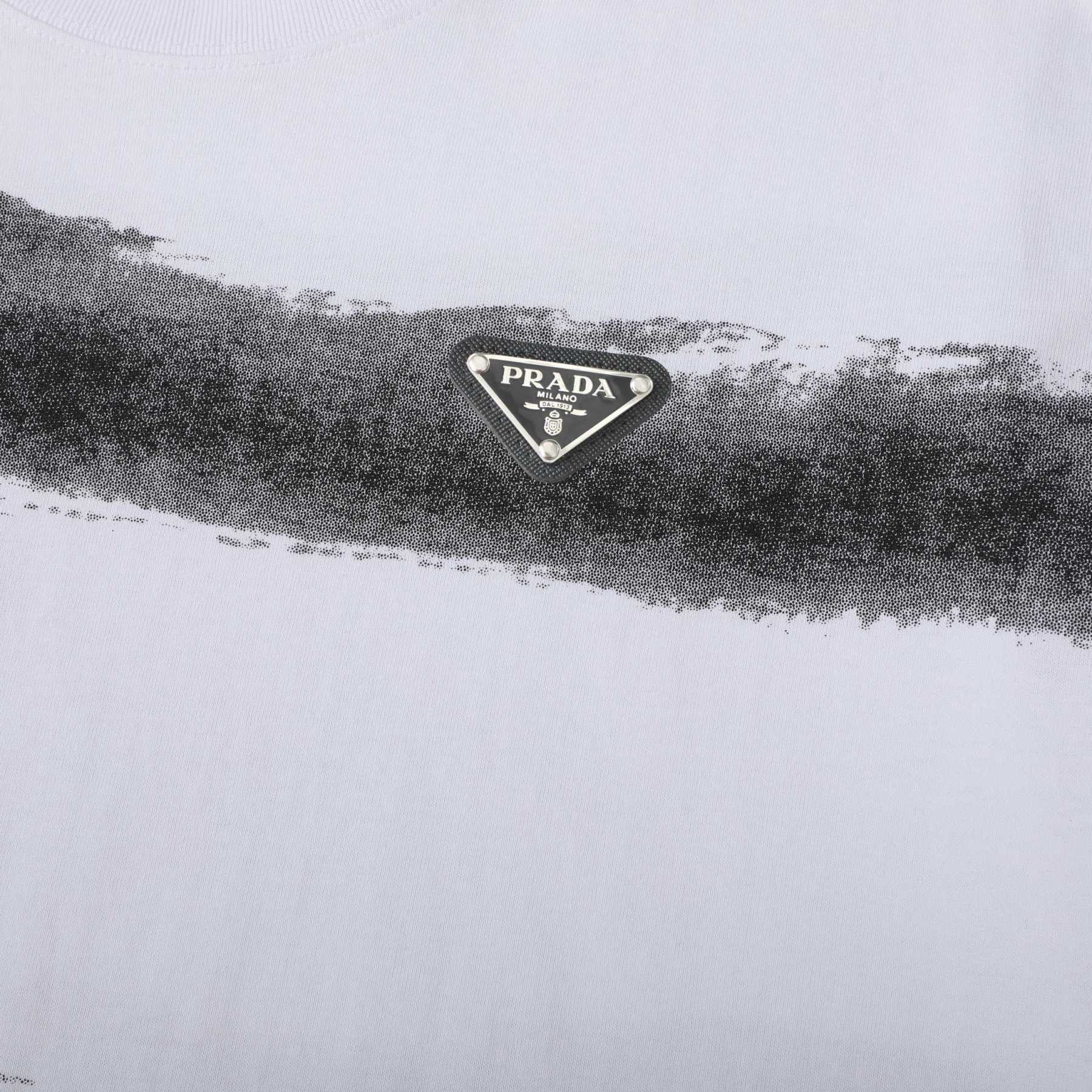 プラダ「Prada」クラシック トライアングルレザーパッチ スプラッターストライプ コットンTシャツ