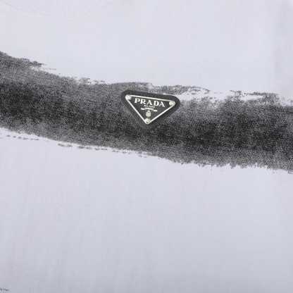 プラダ「Prada」クラシック トライアングルレザーパッチ スプラッターストライプ コットンTシャツ