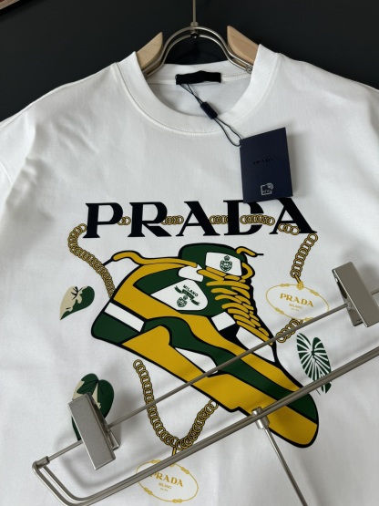 プラダ「Prada」2025SS クラシックロゴ クルーネックTシャツ