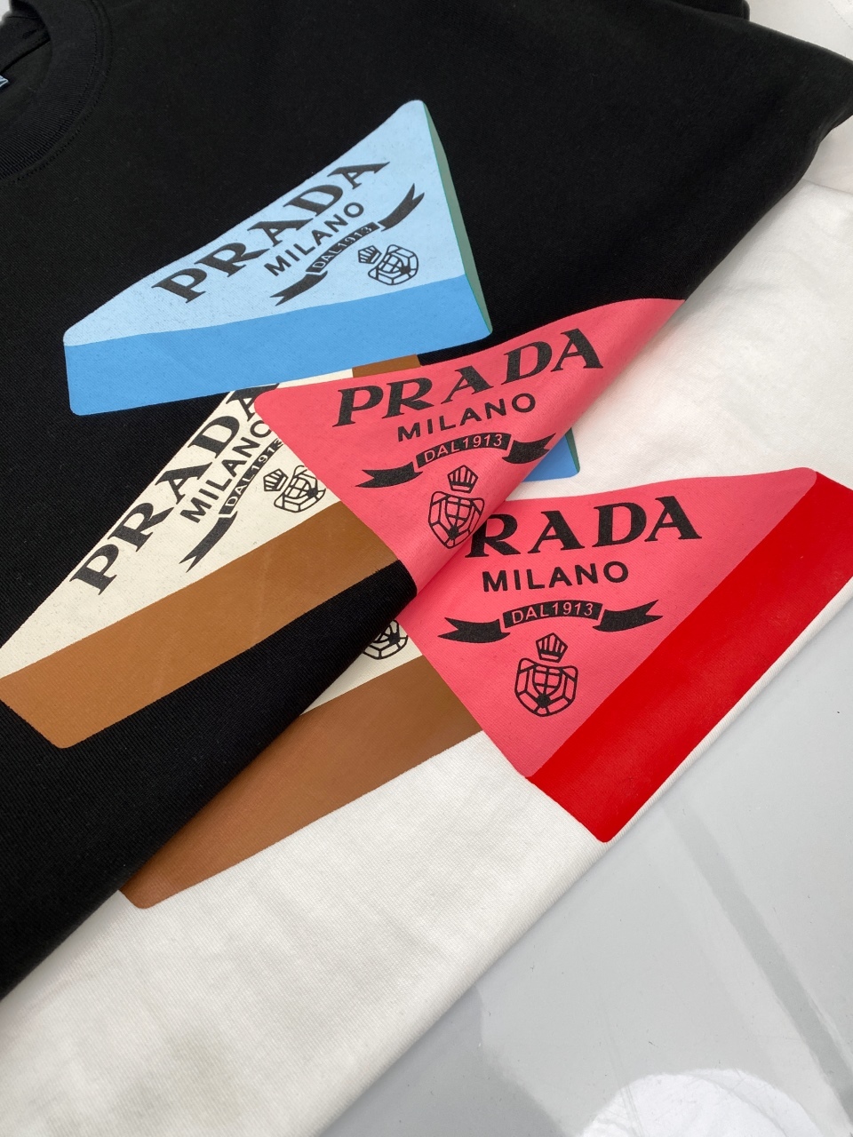 プラダ「Prada」2025SS メンズ トライアングルロゴ クルーネックTシャツ