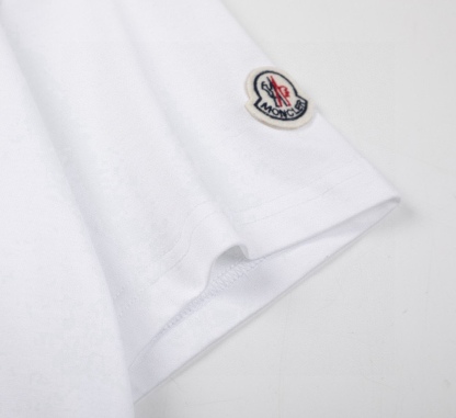 モンクレール モンクレール スプレーロゴ カスタムバッジ ユニセックスTシャツ ‌-ISETAN PRESTIGE CURATED