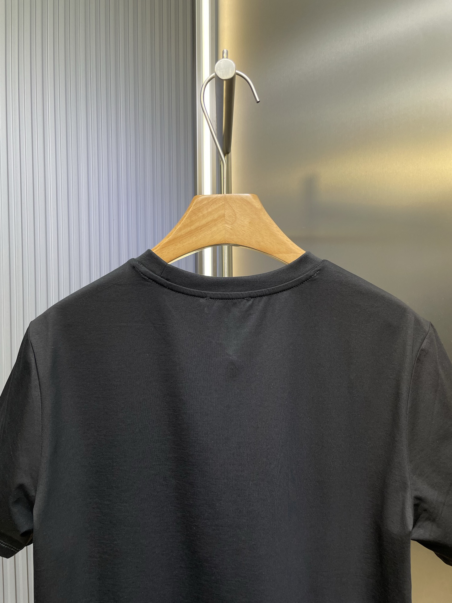 ヴァレンティノ「Valentino」25SS サマーコレクション 3D フロッキー ラウンドネックTシャツ