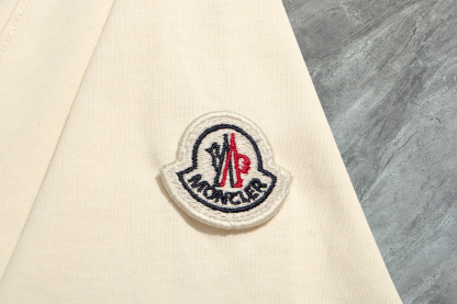 【ワンフォーワン】モンクレール「Moncler」ロゴエンブロイダリー クルーネックTシャツ【在庫僅少】