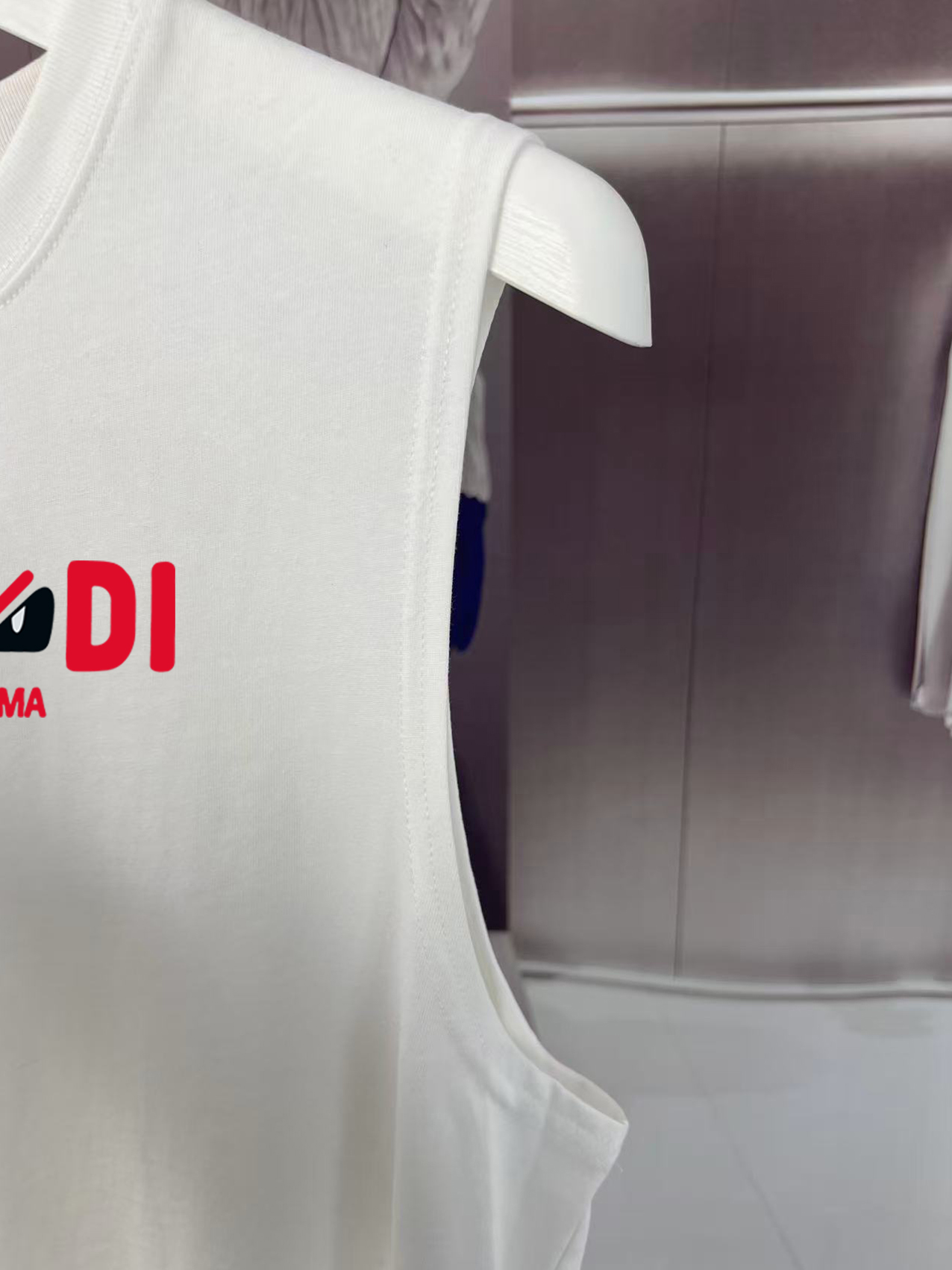 フェンディ「Fendi」2025 SUMMER DEMON EYES MONSTER ロゴプリント ノースリーブTシャツ