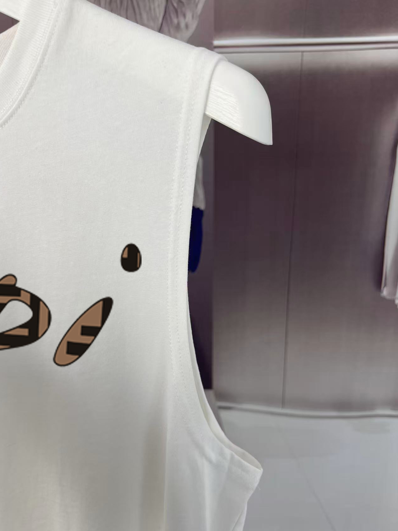 フェンディ「Fendi」2025 SUMMER DEMON EYES MONSTER ロゴプリント ノースリーブTシャツ