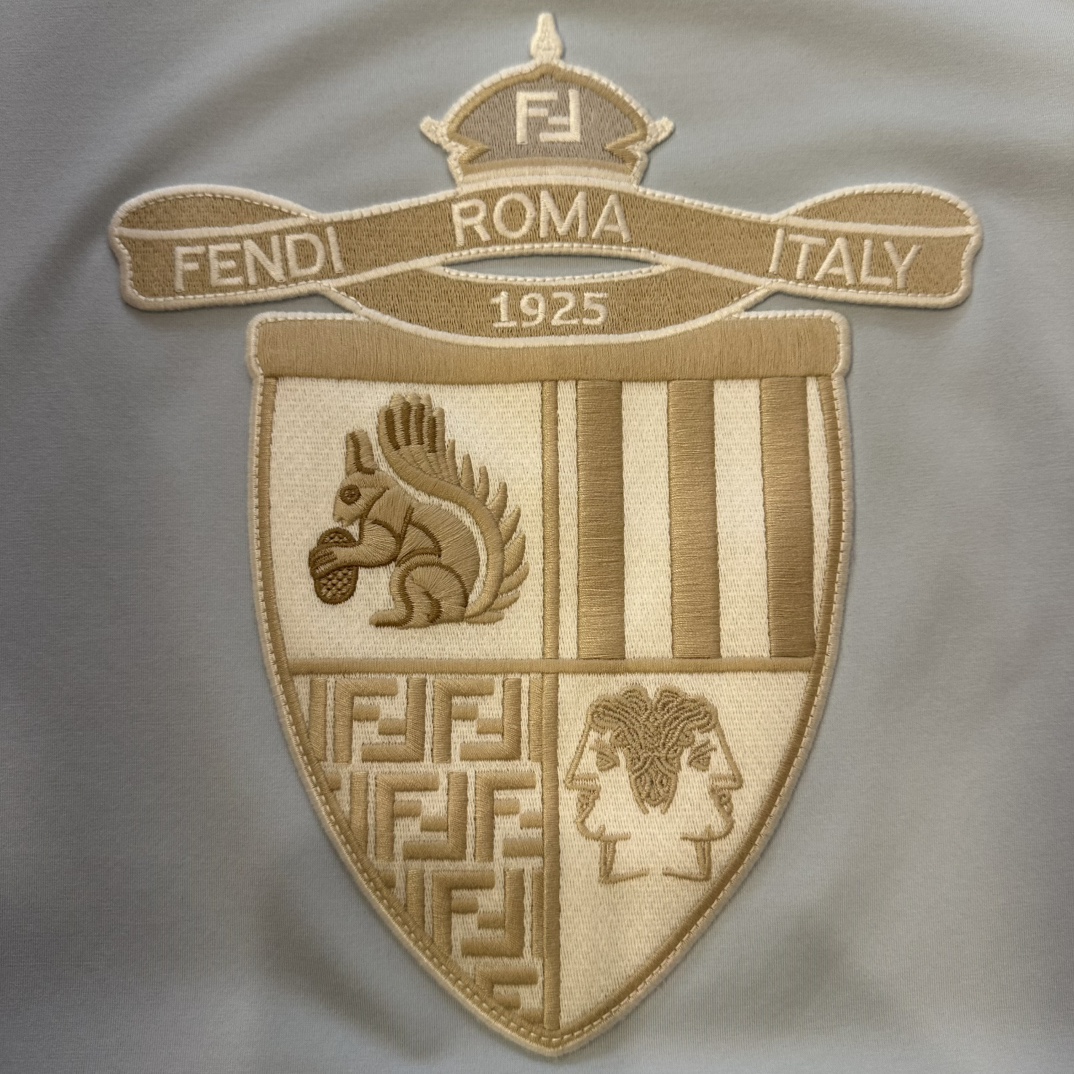 フェンディ「Fendi」2025 SS コレクション シンクロ新作 ラウンドネックTシャツ