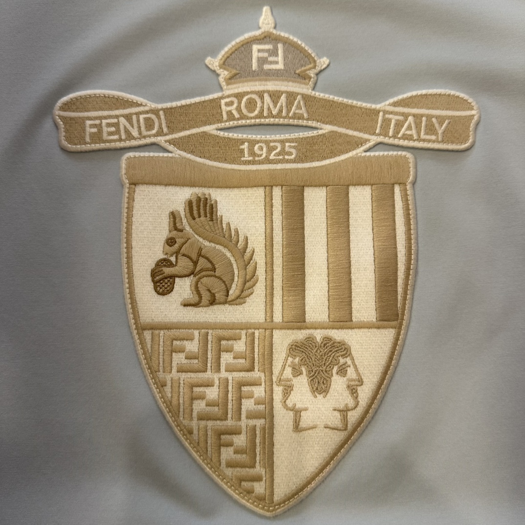 フェンディ「Fendi」2025 SS コレクション シンクロ新作 ラウンドネックTシャツ