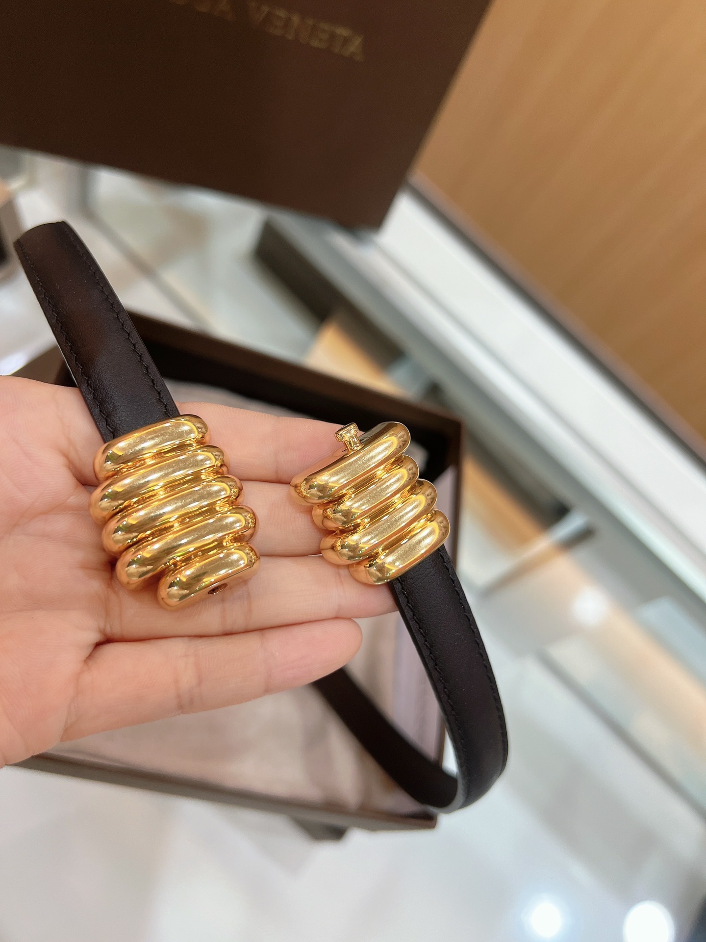ボッテガ ヴェネタ「Bottega Veneta」ブラック＆ゴールド ラップ ベルト100CM