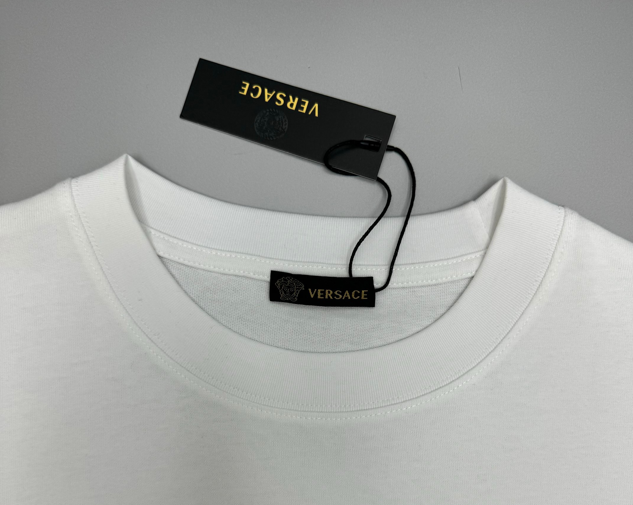 ヴェルサーチ「Versace」VERSA ロゴプリントTシャツ（ユニセックス）