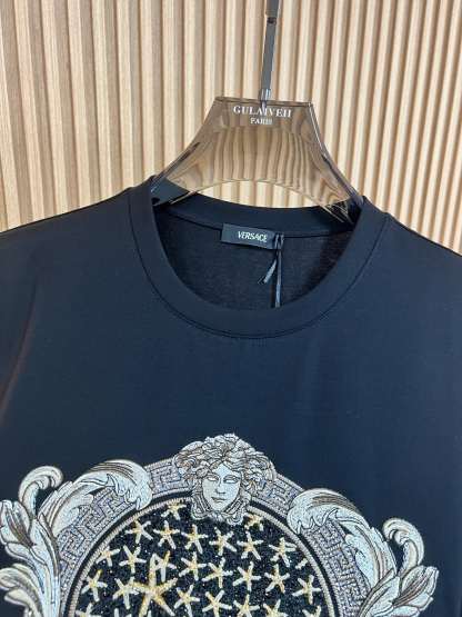 ヴェルサーチ「Versace」2025SS プレミアム刺繍Tシャツ