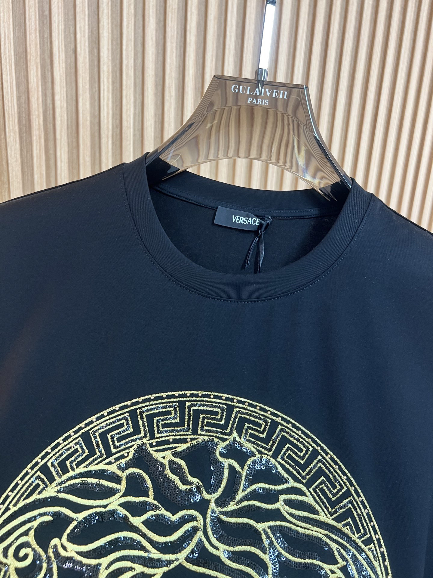 ヴェルサーチ「Versace」2025SS メドゥーサ1978 ハイジュエリー刺繍Tシャツ