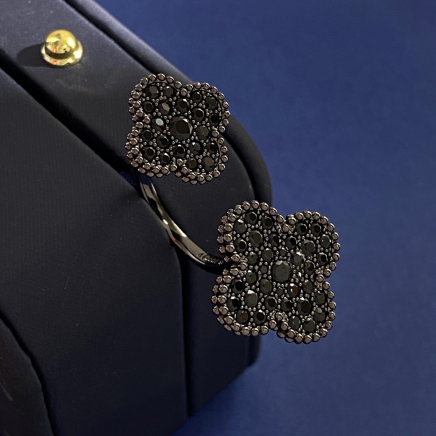 ヴァン クリーフ＆アーペル「Van Cleef & Arpels」ブラックダイヤモンド ダブルフラワー オープンリング