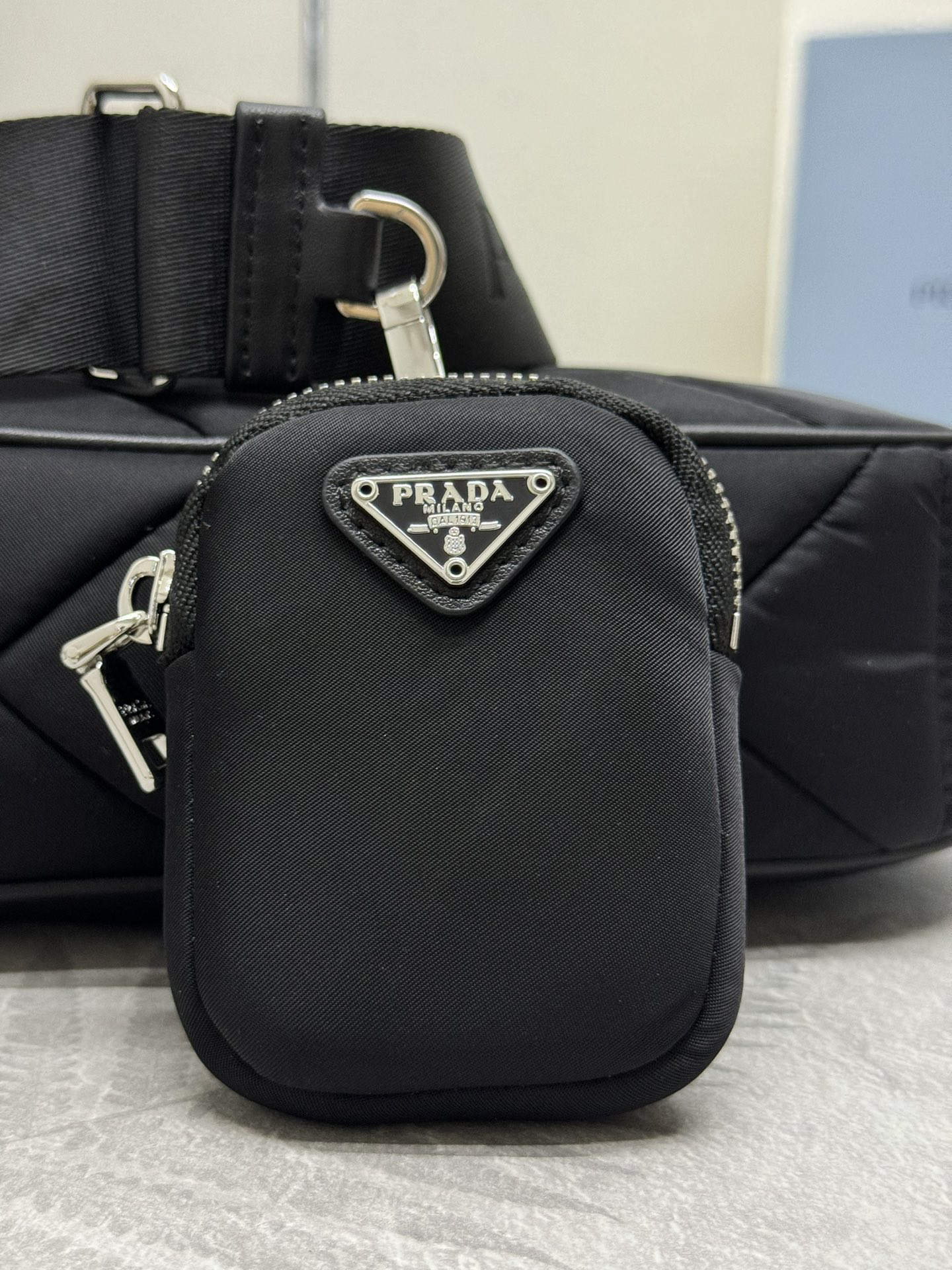 プラダ「Prada」 レ・ミニマ ナイロン ショルダーバッグ