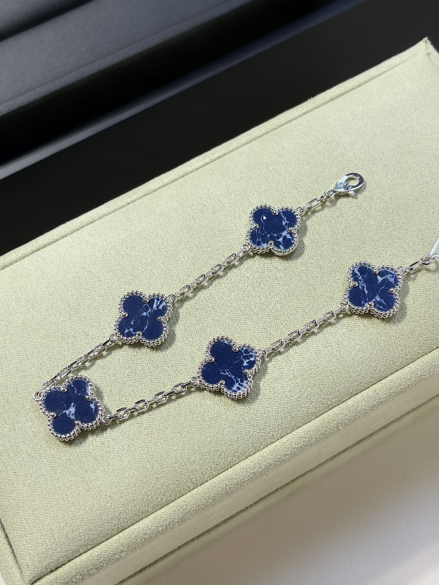 ヴァン クリーフ＆アーペル「Van Cleef & Arpels」 Alhambra 18Kホワイトゴールド ピーターストーン 5フラワー ブレスレット16-18cm