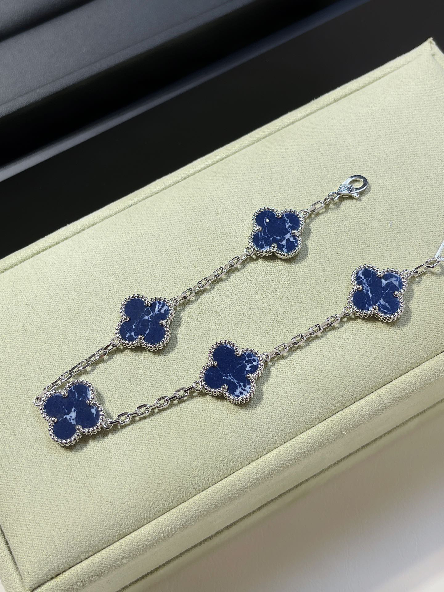 ヴァン クリーフ＆アーペル「Van Cleef & Arpels」 Alhambra 18Kホワイトゴールド ピーターストーン 5フラワー ブレスレット16-18cm