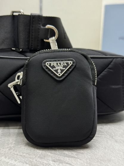 プラダ「Prada」 レ・ミニマ ナイロン ショルダーバッグ