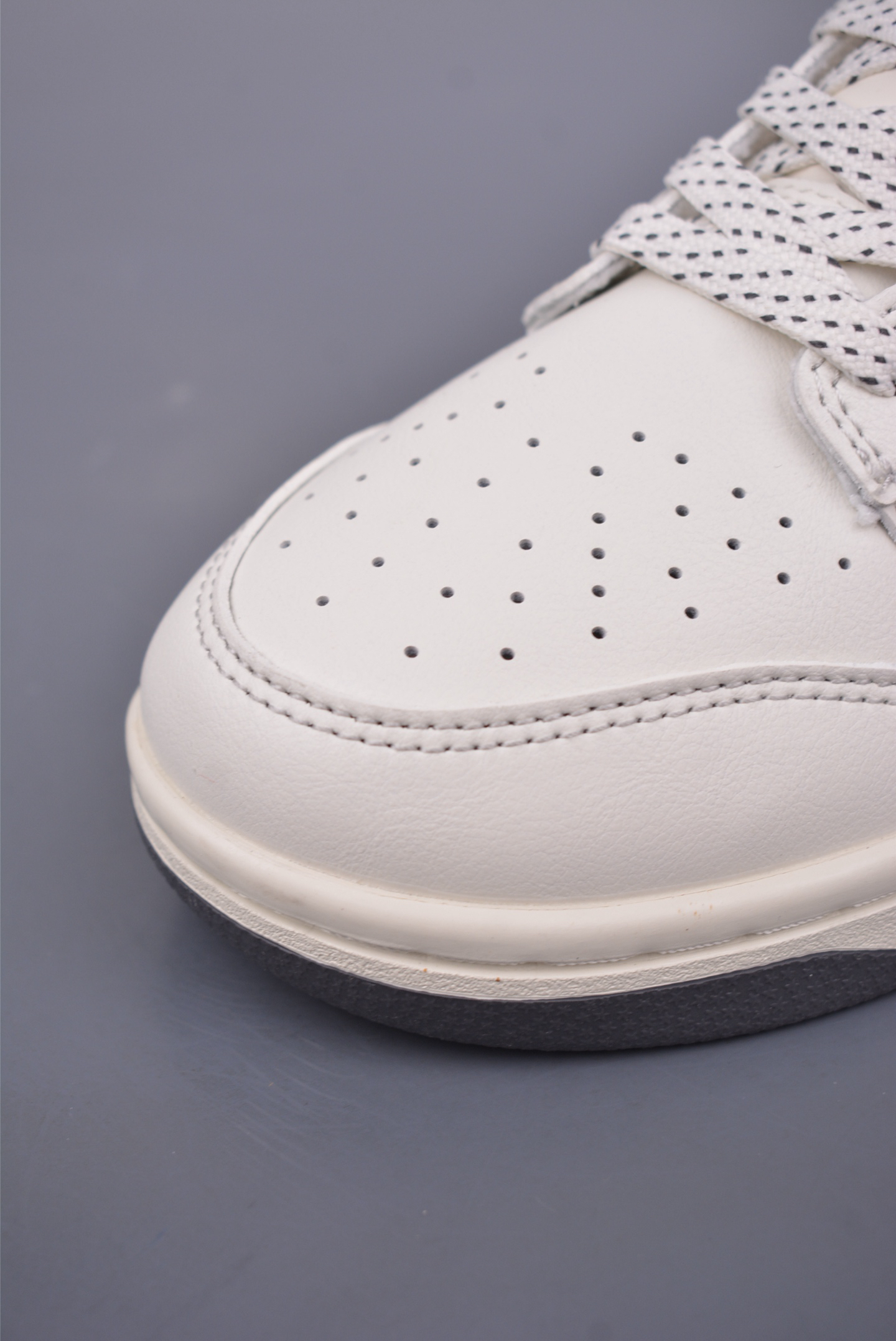 ルイ・ヴィトン「Louis Vuitton」Nike SB Dunk Low ホワイト スニーカー