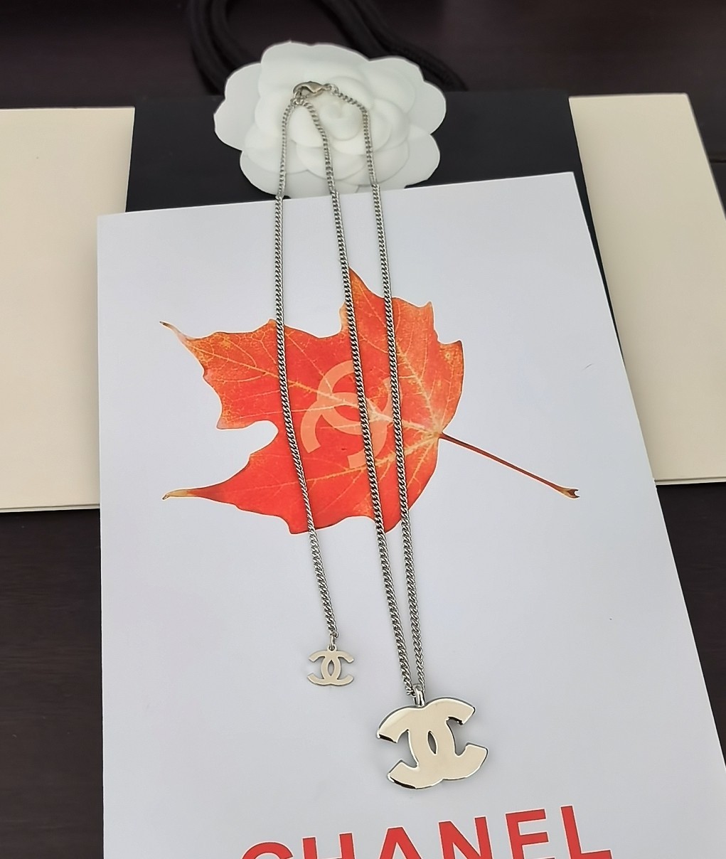 シャネル「Chanel」  最新プラチナトーン＆ホワイトCCロゴネックレス