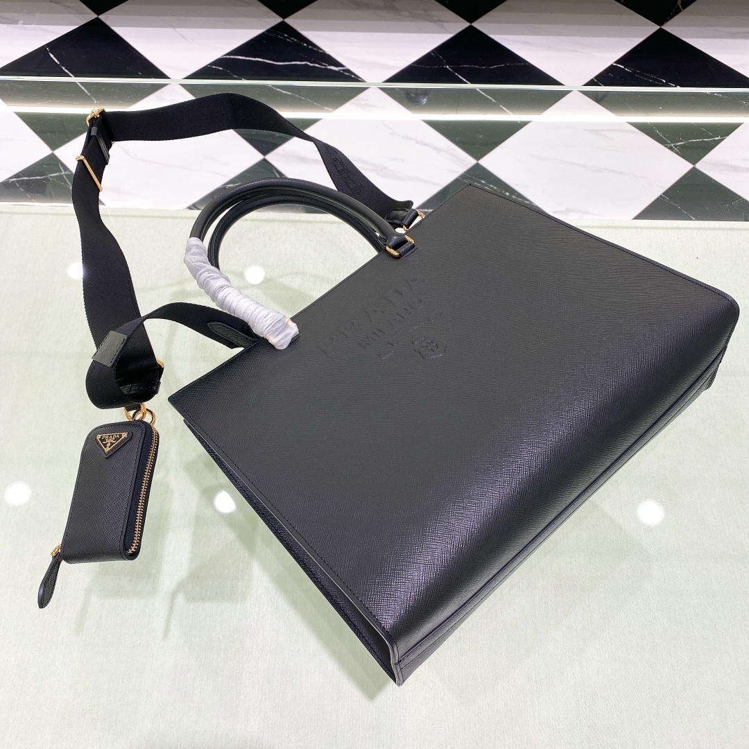 プラダ「Prada」 サフィアーノ レザー ラージ トートバッグ