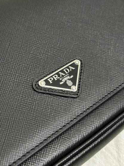 プラダ「Prada」サフィアーノ レザー フラップ ショルダーバッグ