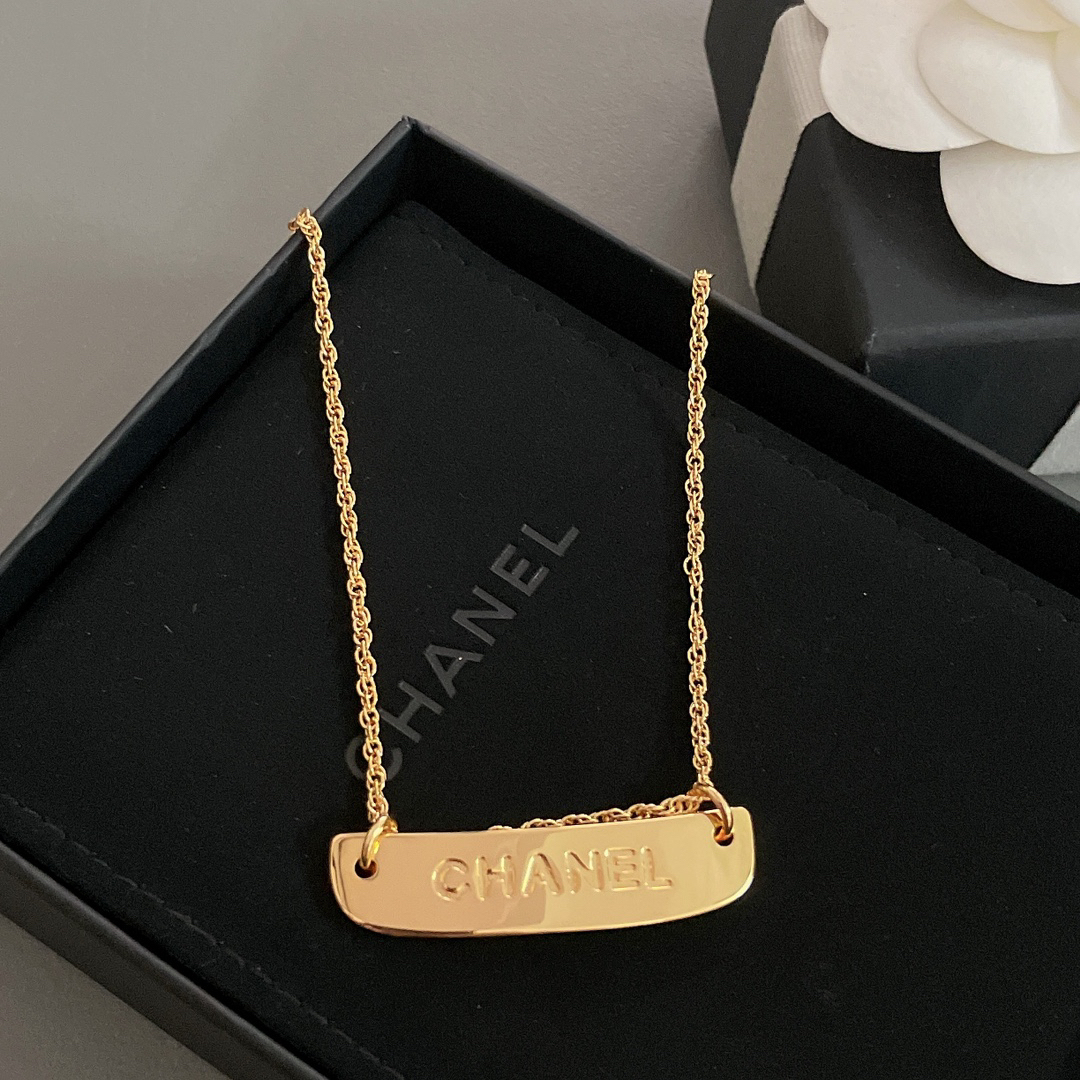 シャネル「Chanel」レタープレートネックレス