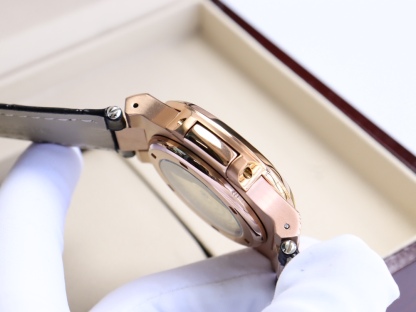 パテック・フィリップ「Patek Philippe」ノーチラス アニュアルカレンダー クロノグラフ メンズウォッチ40.5mm