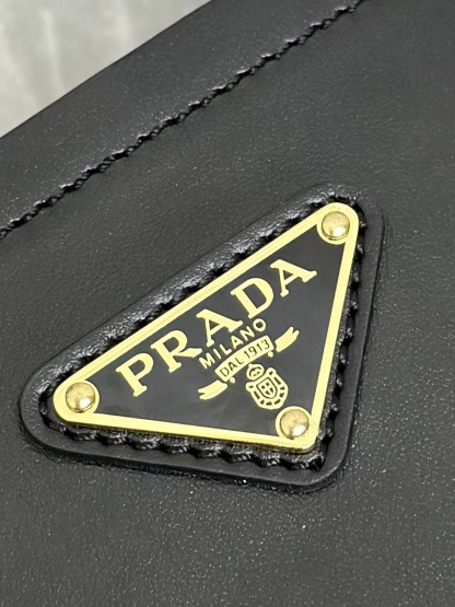 プラダ「Prada」パニエ バッケットバッグ