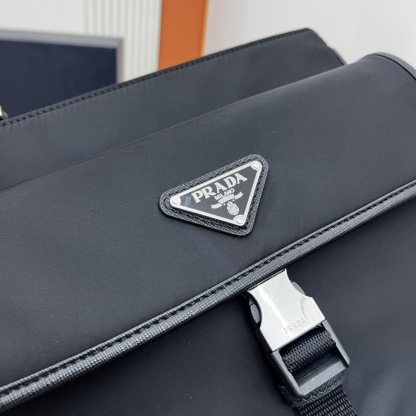 プラダ「Prada」 モダンニロン メッセンジャーバッグ