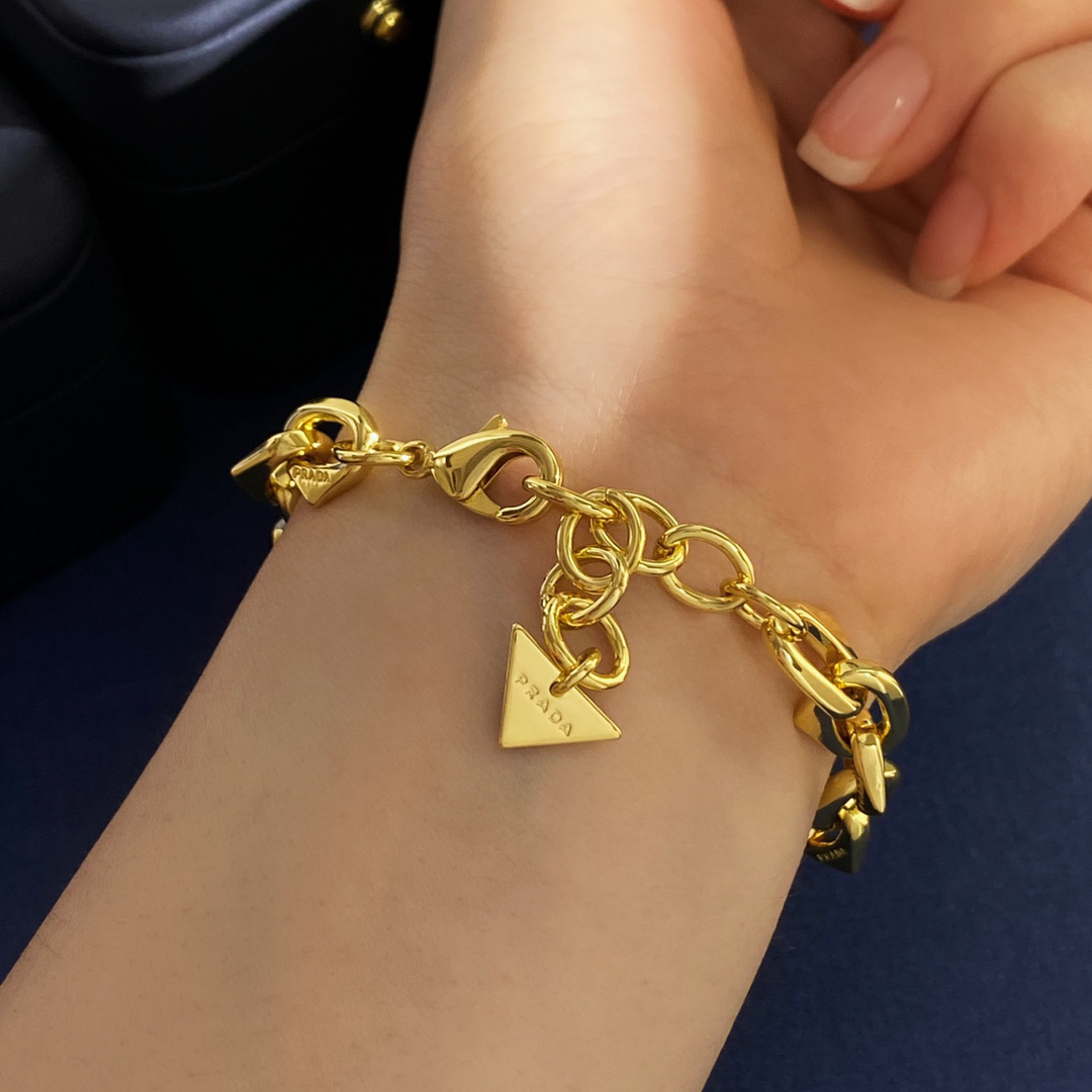 プラダ「Prada」プラダ トライアングルロゴ チェーンブレスレット ユニセックスアクセサリー