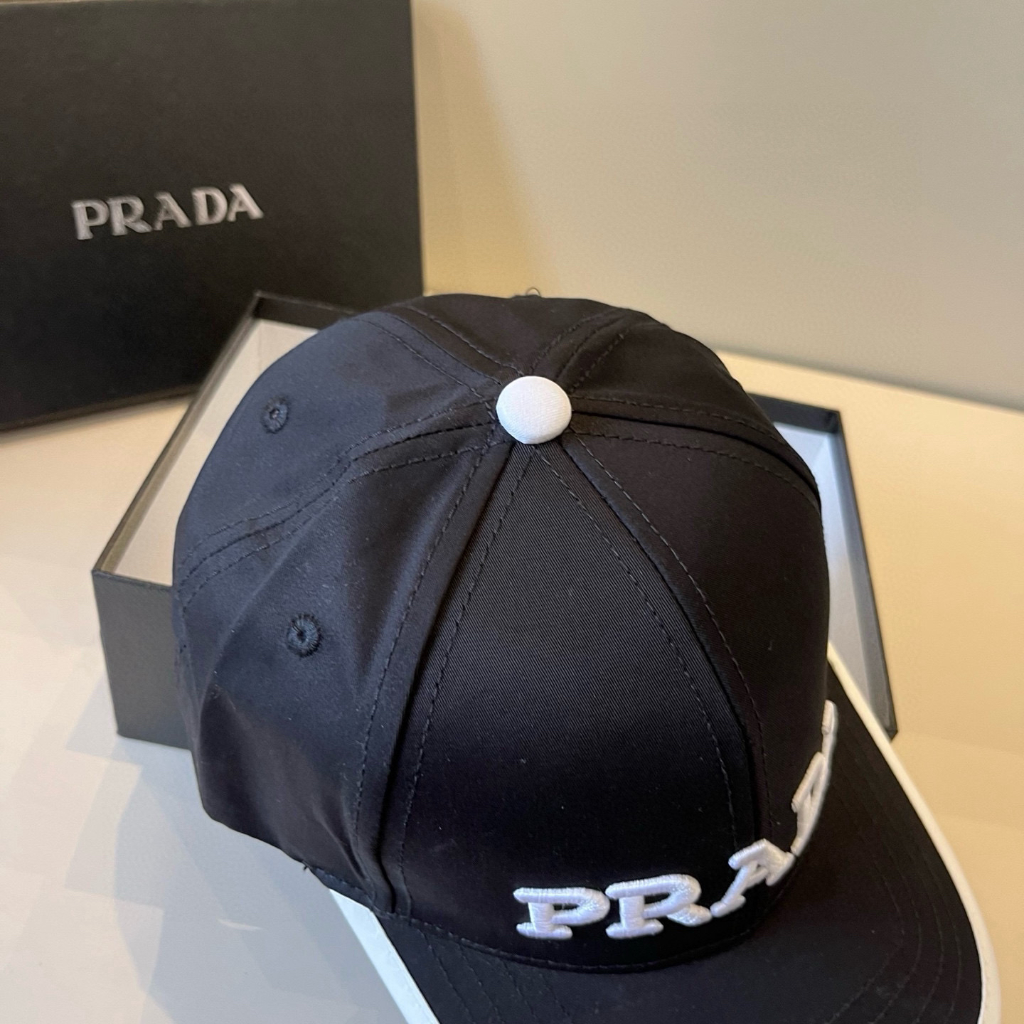 プラダ「Prada」Re-Nylon クラシック ベースボールキャップ