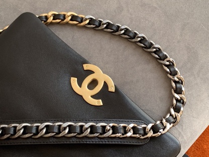 シャネル「Chanel」19 フラップ バッグ-ISETAN PRESTIGE CURATED