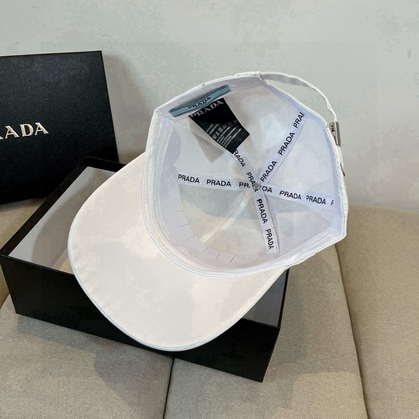 プラダ「Prada」Re-Nylon クラシック ベースボールキャップ