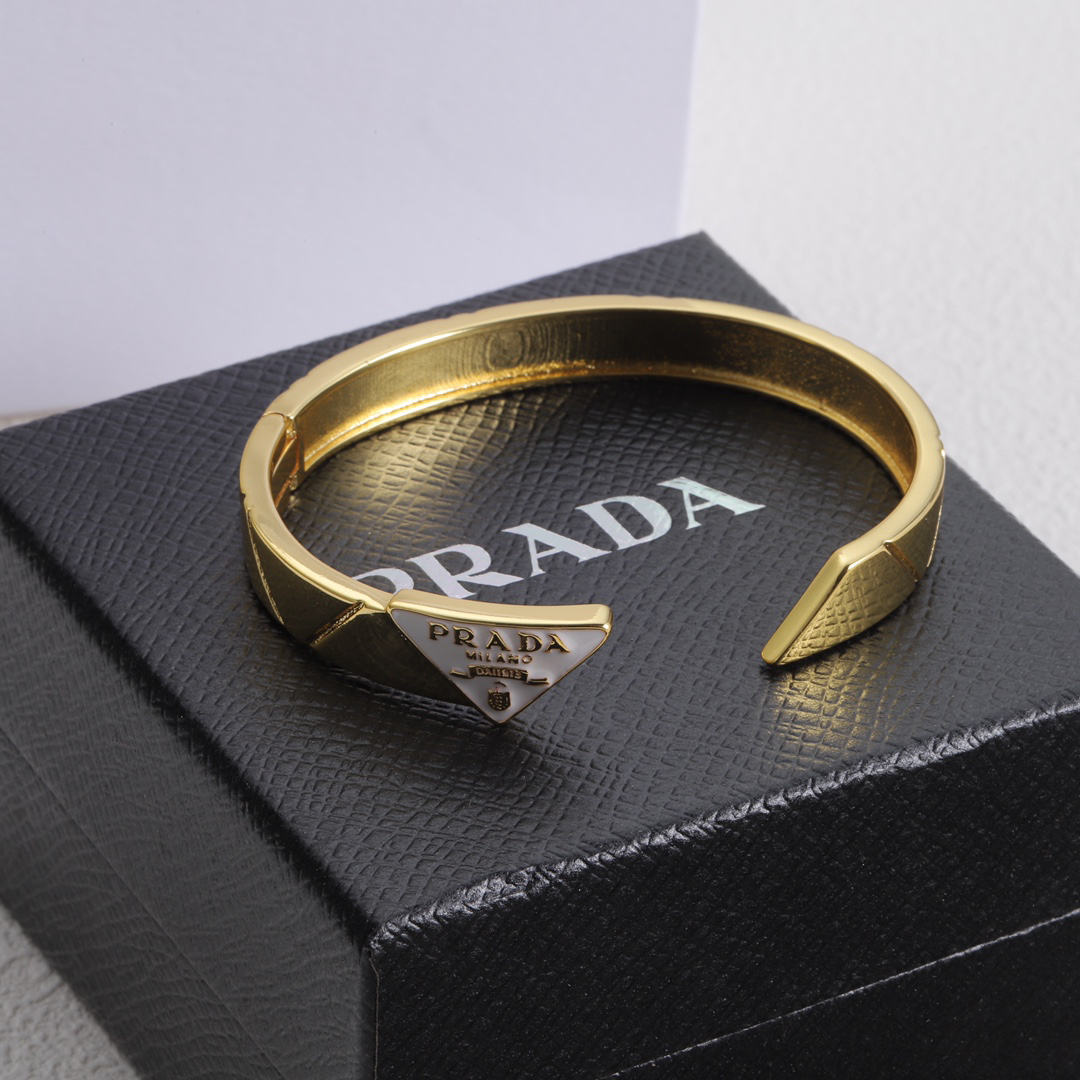 プラダ「Prada」プラダ エターナルゴールド メタル トライアングル ブレスレット-ISETAN PRESTIGE CURATED