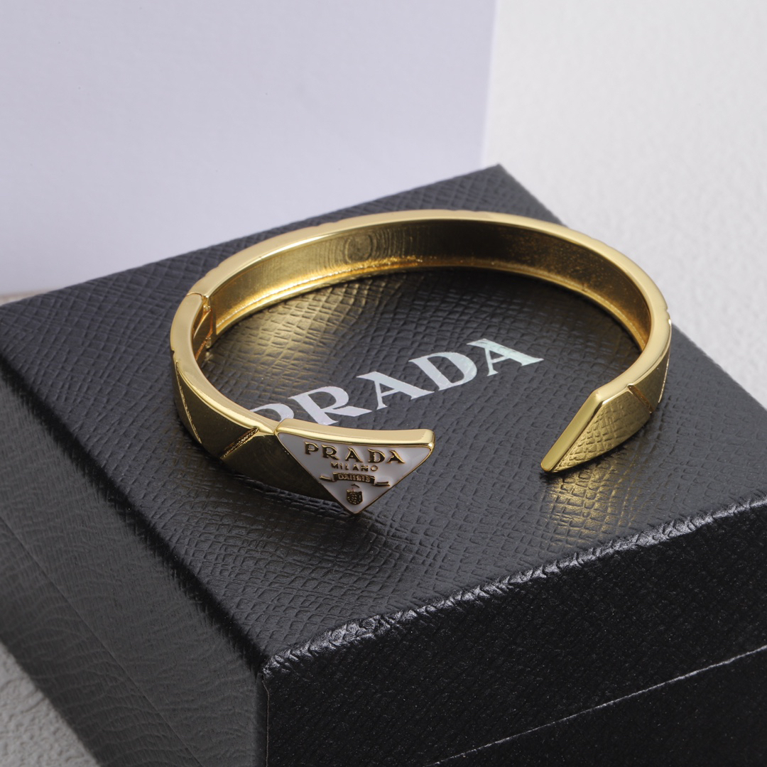 プラダ「Prada」プラダ エターナルゴールド メタル トライアングル ブレスレット-ISETAN PRESTIGE CURATED
